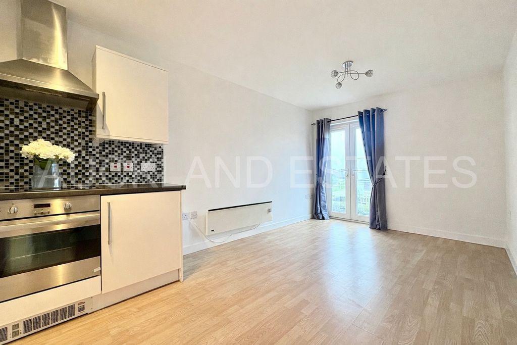 Property photo 3 of 10 Image00006