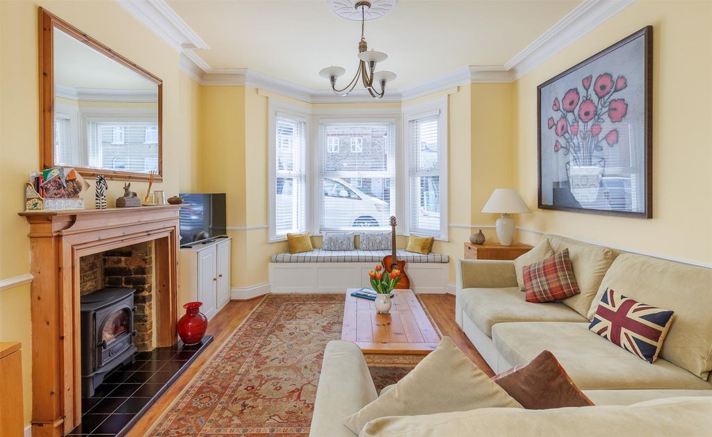 Property photo 2 of 34 Elegant Sitting Room With Bay Window