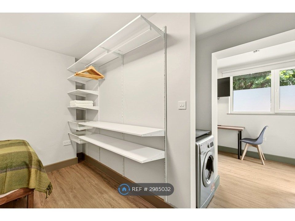 Property photo 2 of 35 Studio 1