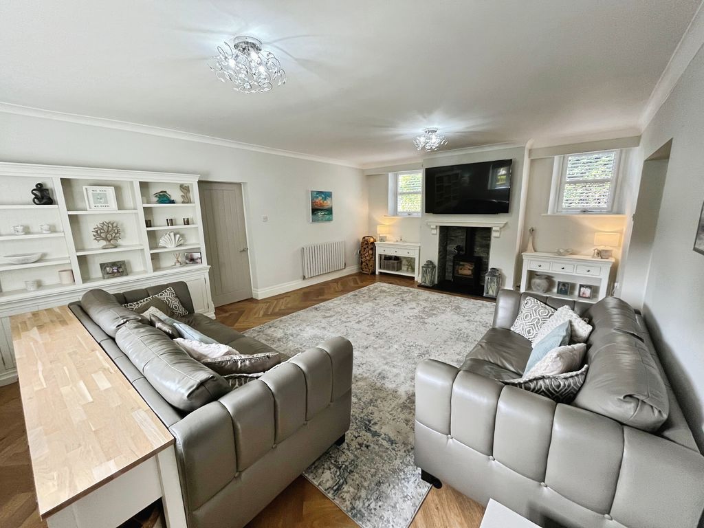 Property photo 2 of 29 Lounge