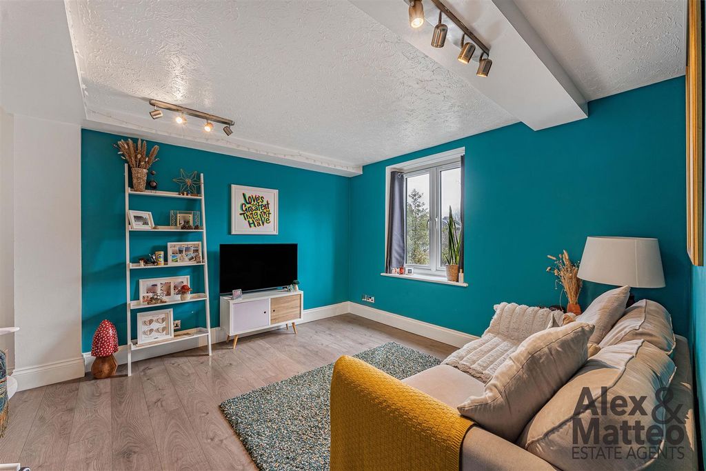 Property photo 2 of 13 Chiltern Court