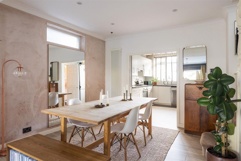 Property photo 3 of 23 Suffield Road, E4