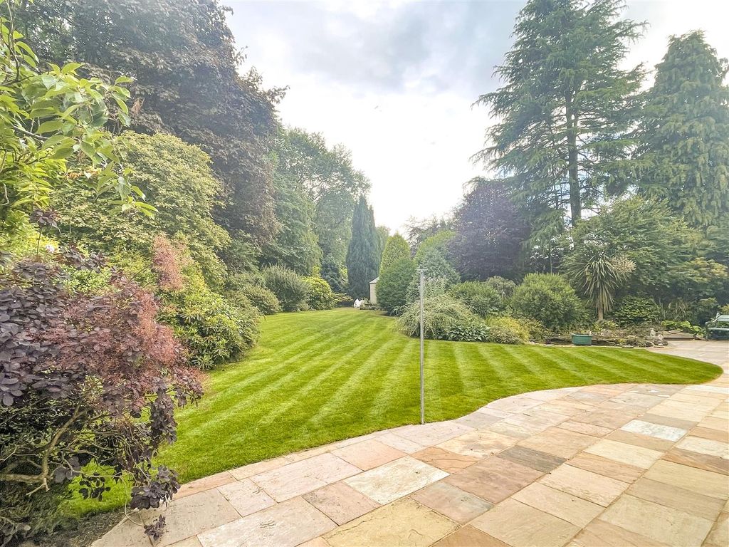 Property photo 3 of 33 Garden In Summer