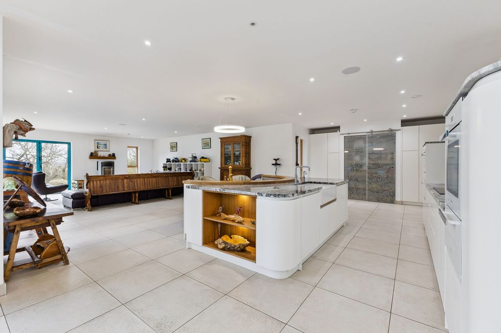 Property photo 3 of 43