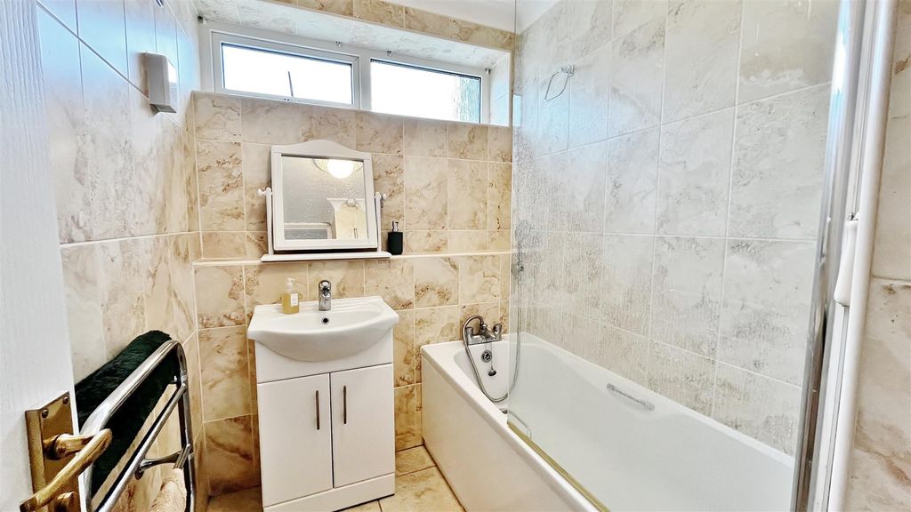 Additional image 19 of 2 bed flat for saleFrinton Court, The Esplanade, Frinton-On-Sea CO13