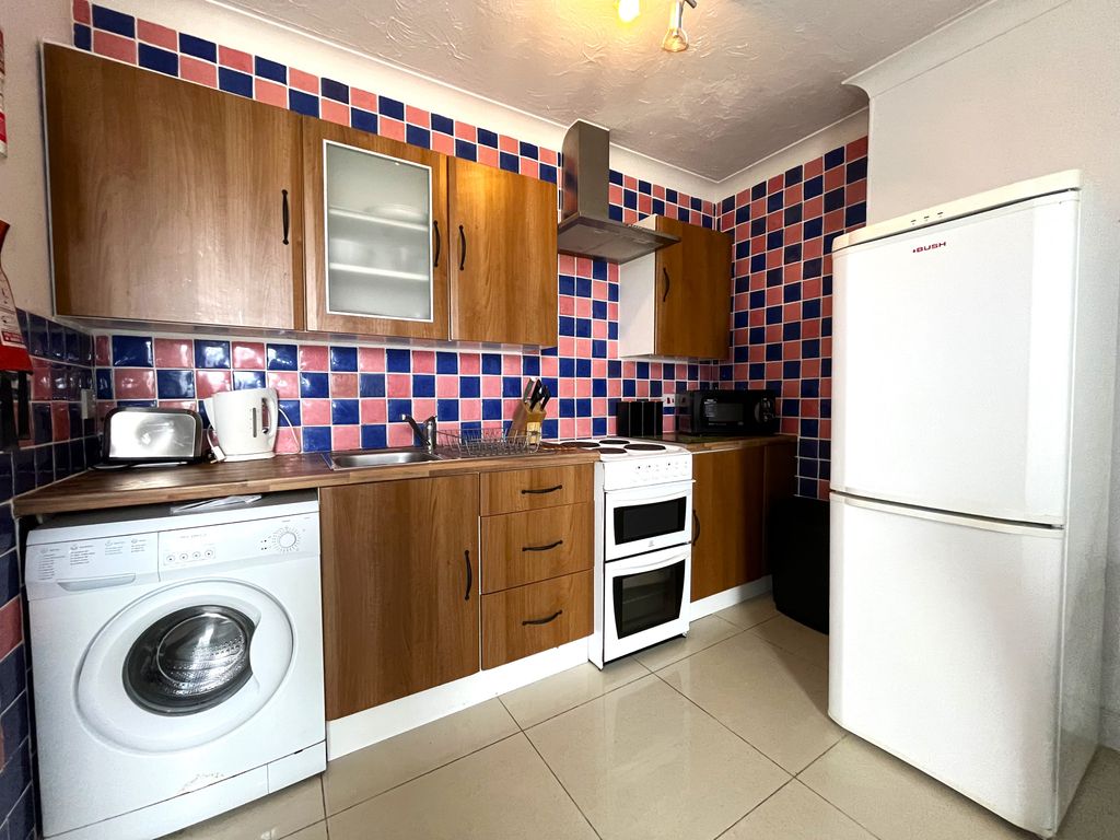 Property photo 3 of 7 Kitchen