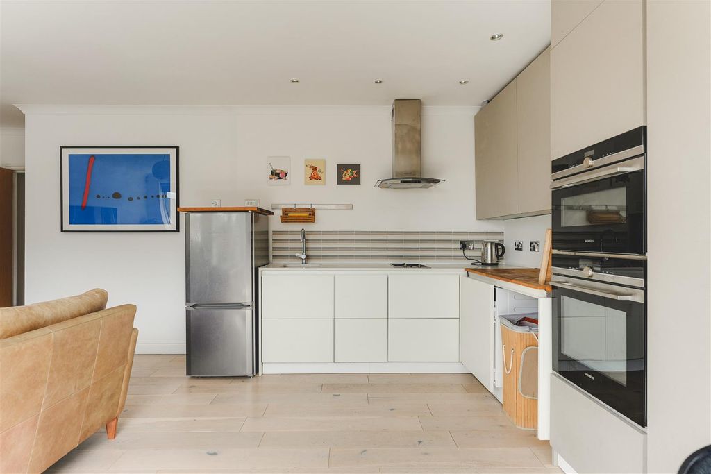 Property photo 2 of 16 Cremer St-8.Jpg