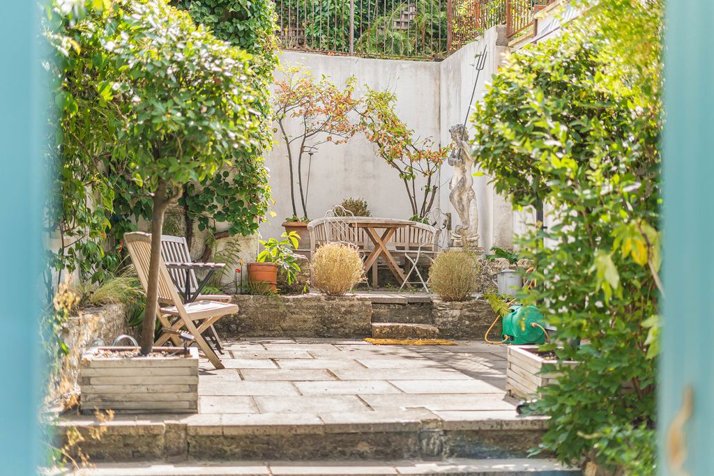Property photo 3 of 24 Courtyard Garden