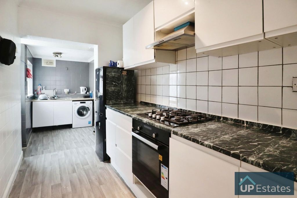 Property photo 3 of 11 Kitchen