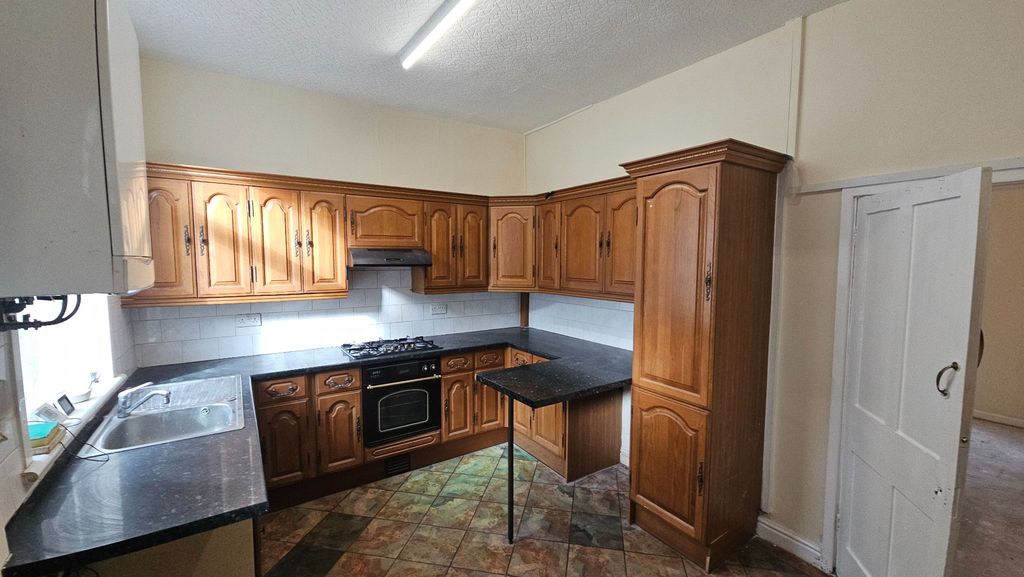 Property photo 3 of 8 Kitchen