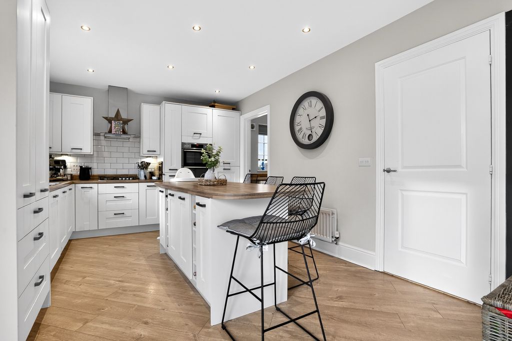 Property photo 2 of 24 Kitchen/Breakfast