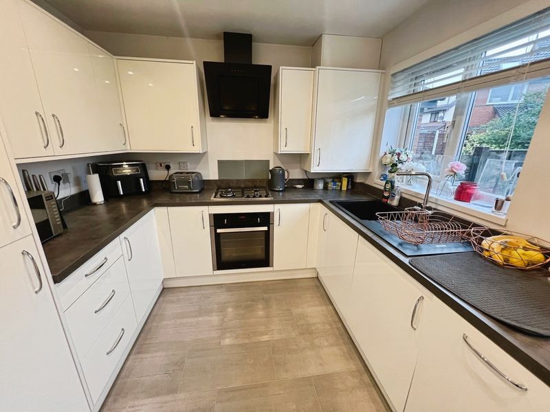 Property photo 3 of 11 Kitchen