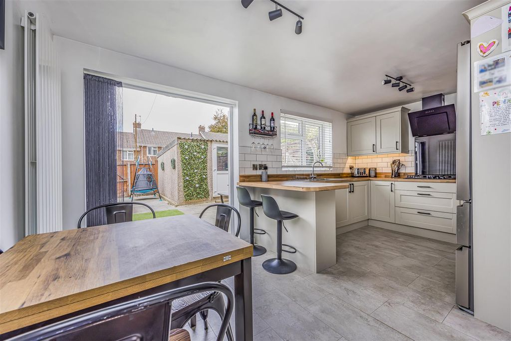 Property photo 1 of 16 96 Farmlea Road, Portsmouth-Porticomarketing-Soldb