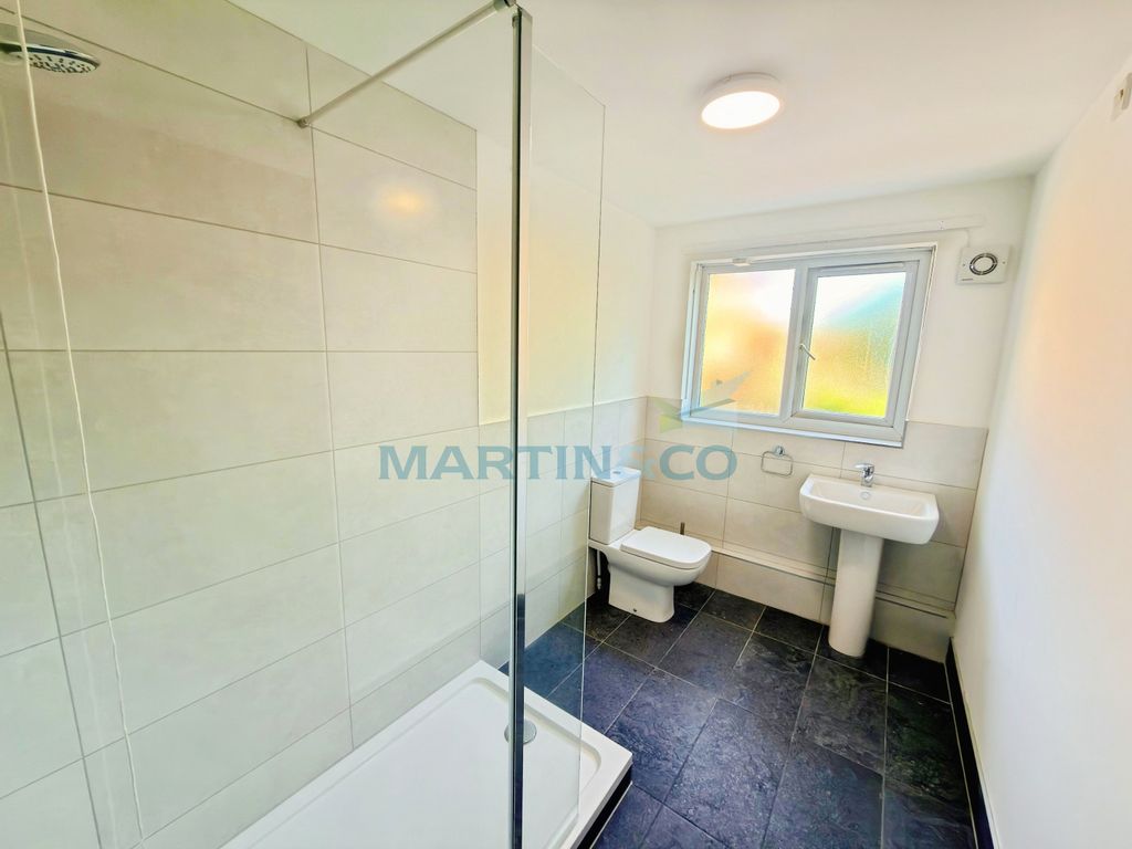 Property photo 3 of 6 6854005B-Bathroom