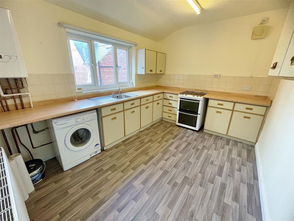 Property photo 3 of 10 Kitchen