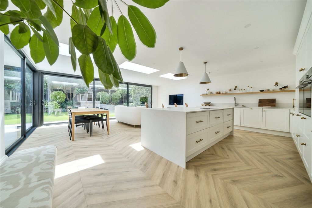 Property photo 1 of 10 Open Plan Kitchen