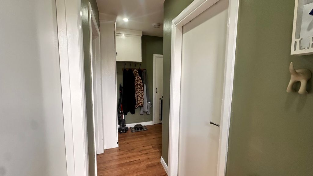 Property photo 2 of 9 Hallway