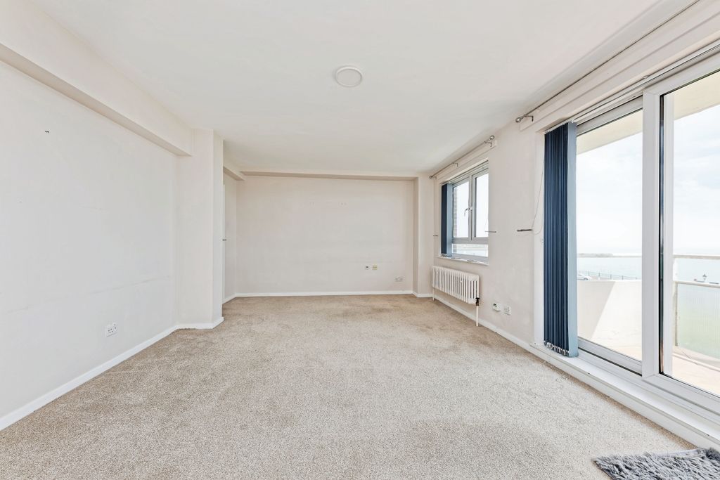 Property photo 3 of 12 Lounge 2