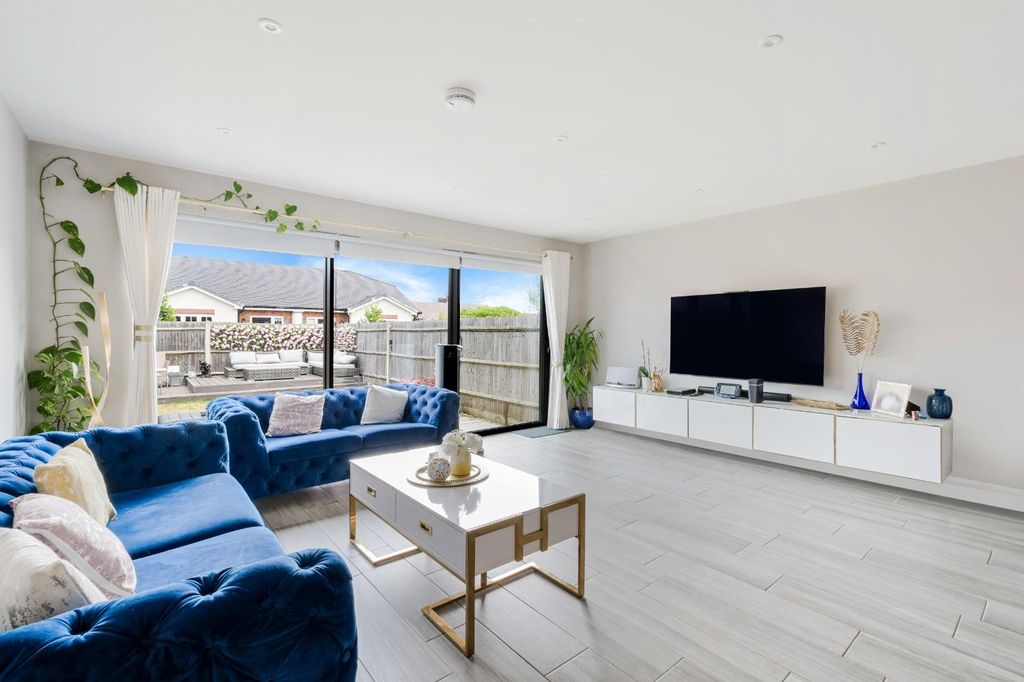 Property photo 2 of 14 Chessington Road -10.Jpg