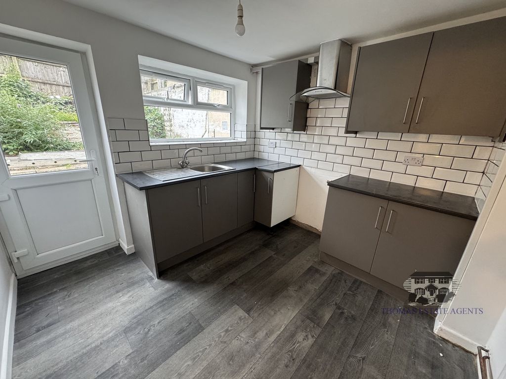 Property photo 3 of 8 Kitchen