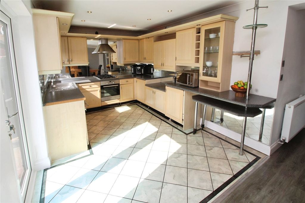 Property photo 3 of 18 Kitchen