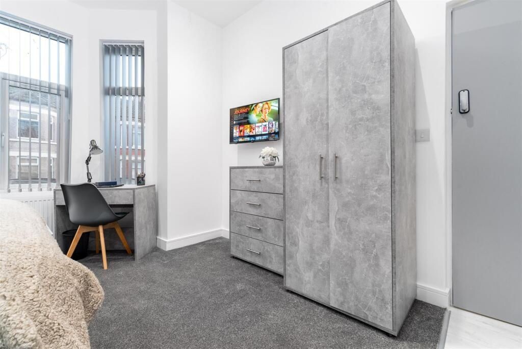 Property photo 3 of 9 Bright, Modern Bedroom With A Comfortable Double B...