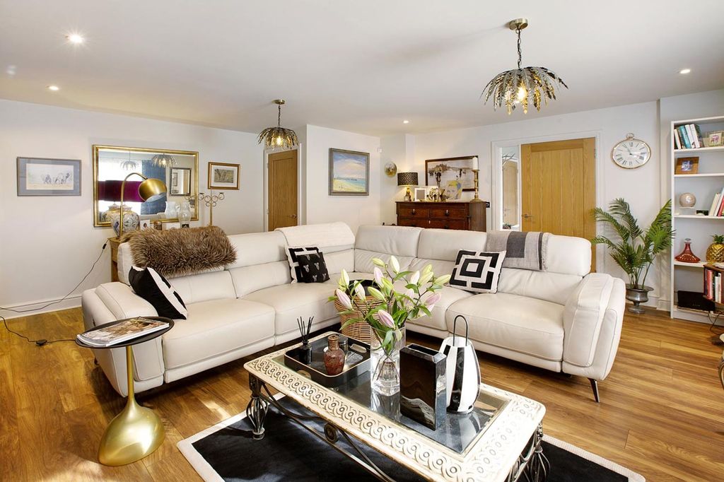 Property photo 2 of 19