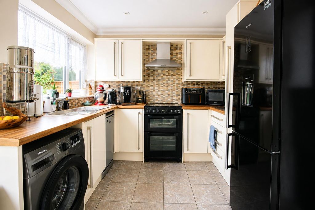 Property photo 2 of 14 A91d1Aad-d000-45F4-Abae-38E72Fe4A6E4.Png