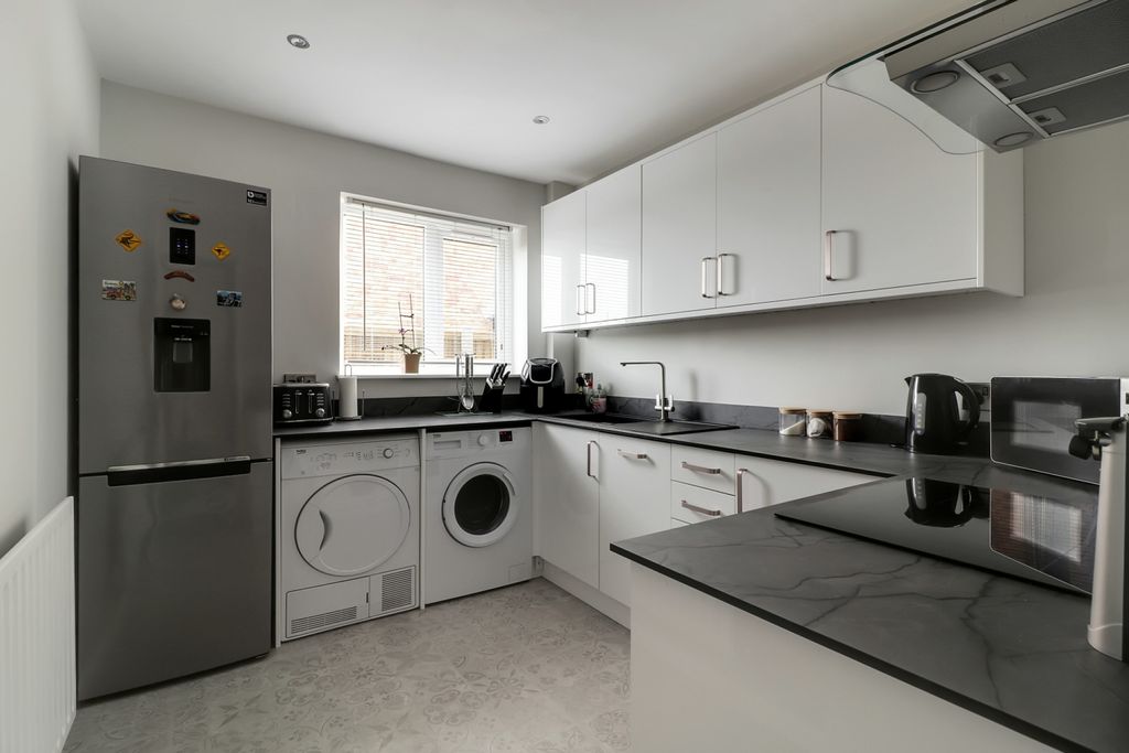 Property photo 3 of 18 Kitchen