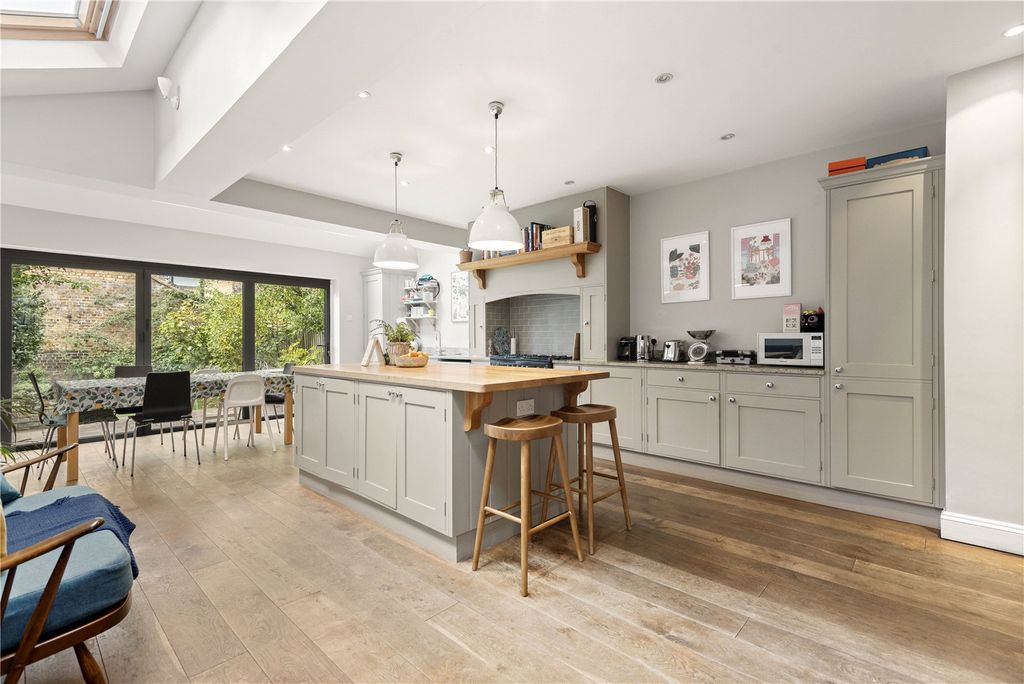 Property photo 2 of 8 Kitchen/Reception