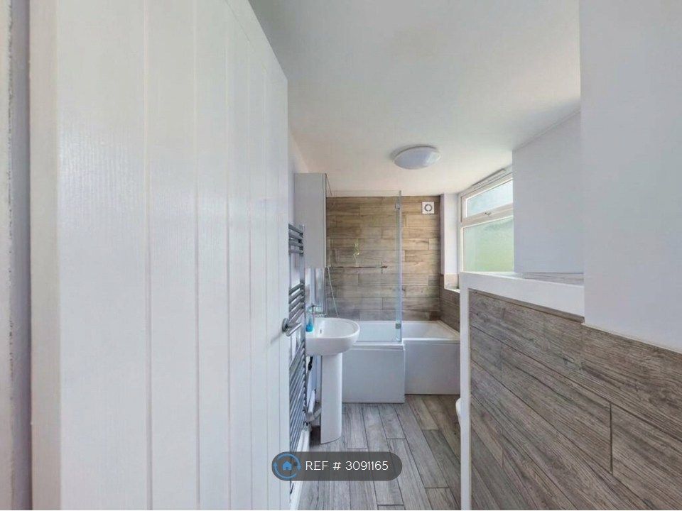 Property photo 2 of 9 Bathroom
