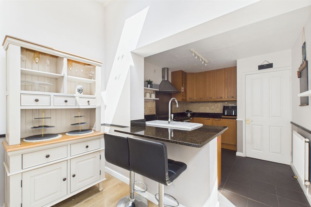 Property photo 3 of 16 Kitchen Breakfast
