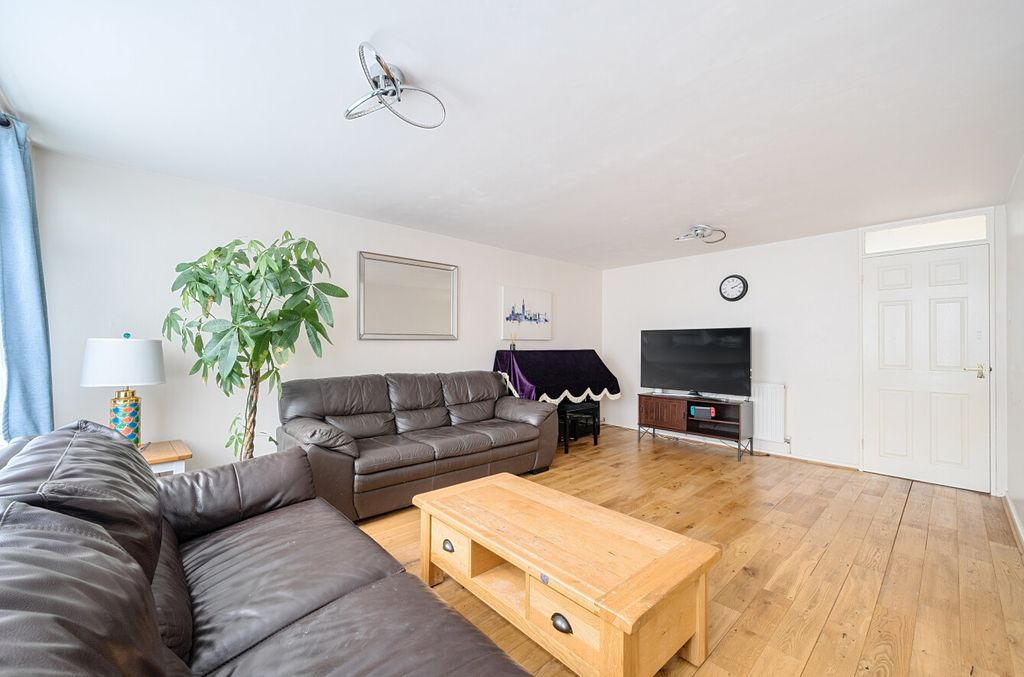 Property photo 2 of 12 1299286-10-6839c4...