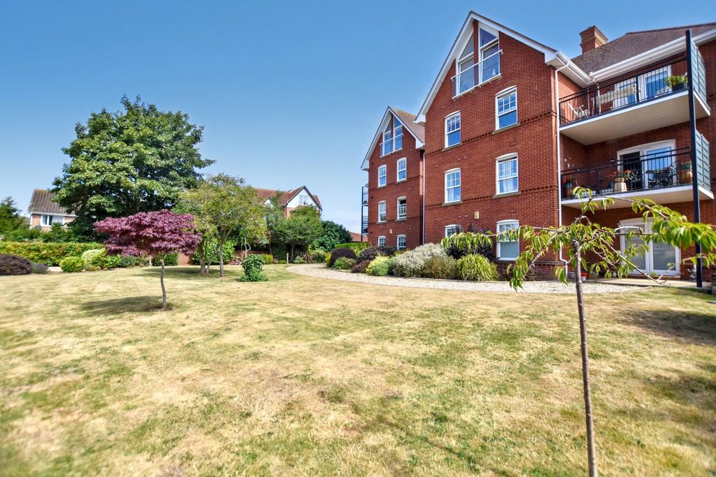 Property photo 3 of 18 Communal Gardens