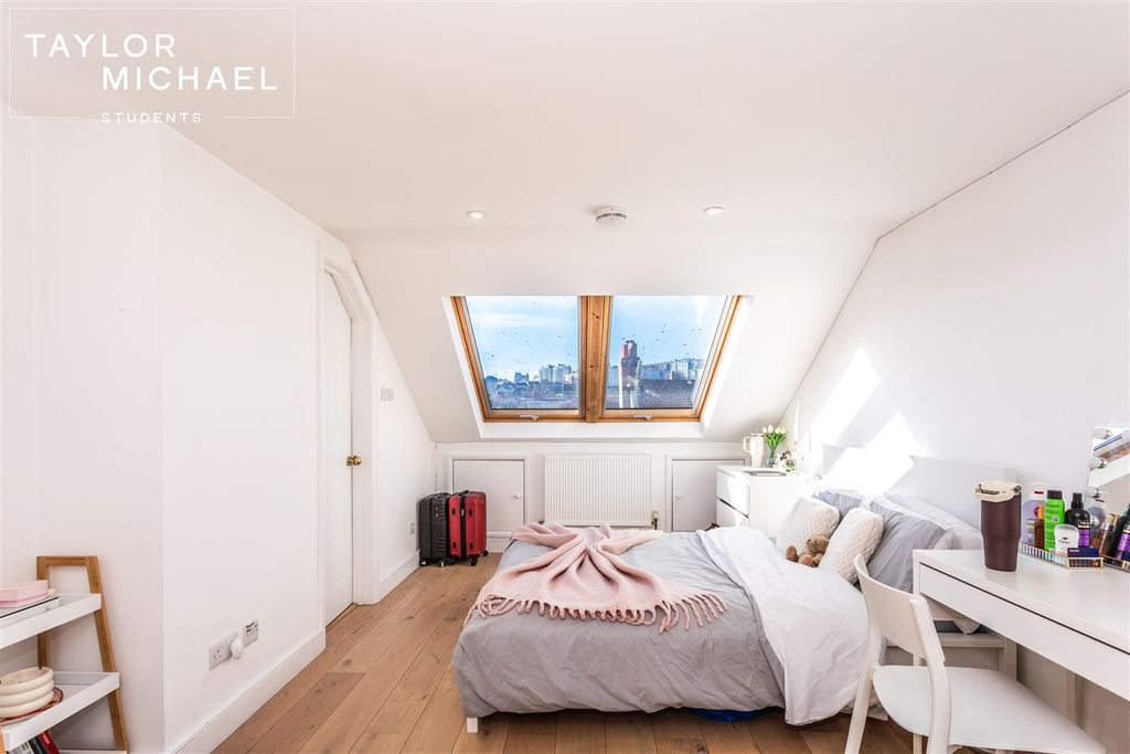 Property photo 2 of 17 Bedroom