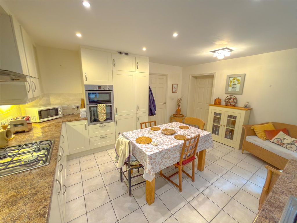 Property photo 2 of 34