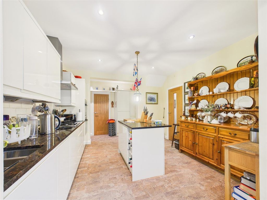 Property photo 3 of 13 Cam05451G0-Pr0091-Still013.Jpg