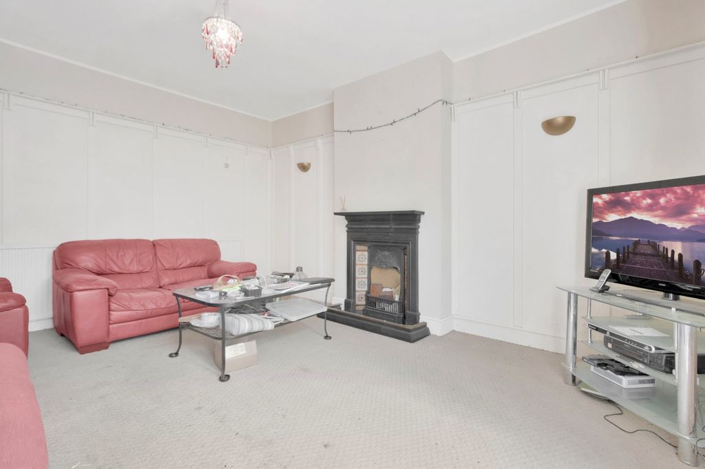 Property photo 3 of 13 Lounge