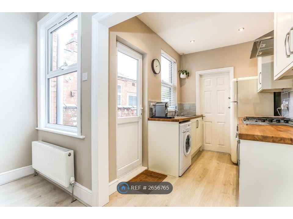 Property photo 3 of 8 Kitchen