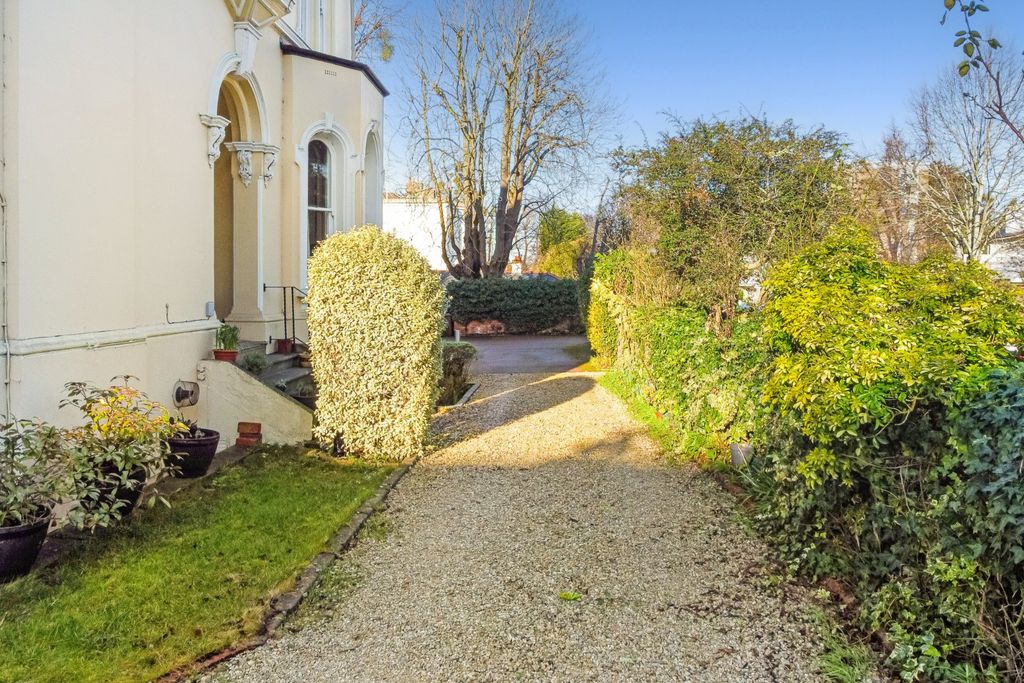 Property photo 3 of 19 Side Gardens