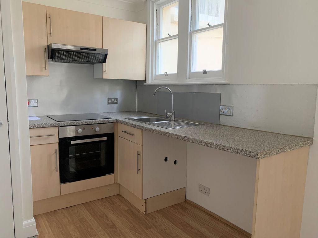 Property photo 3 of 6 Kitchen