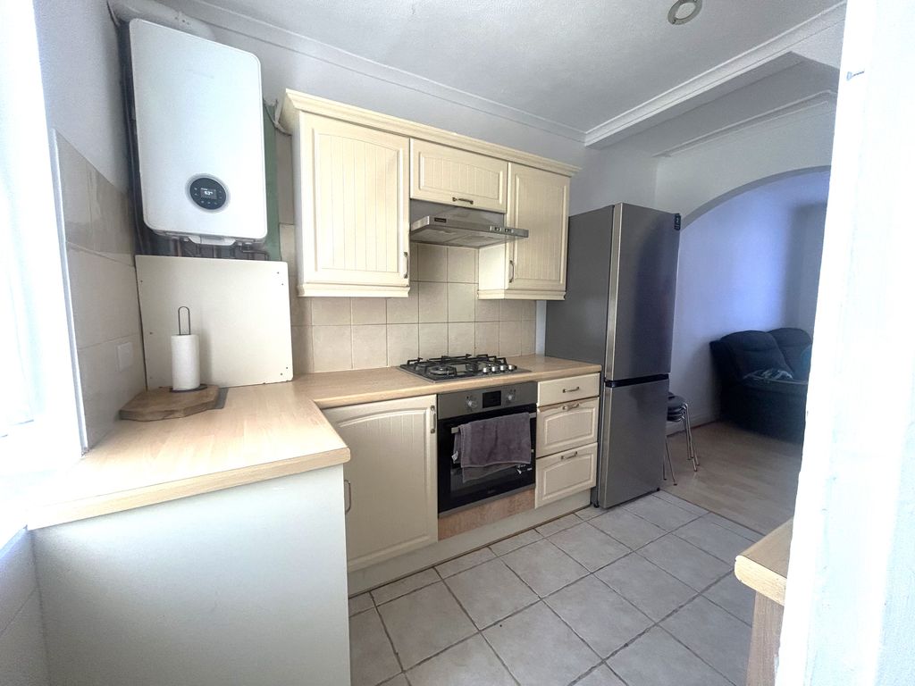 Property photo 3 of 17 Image00009
