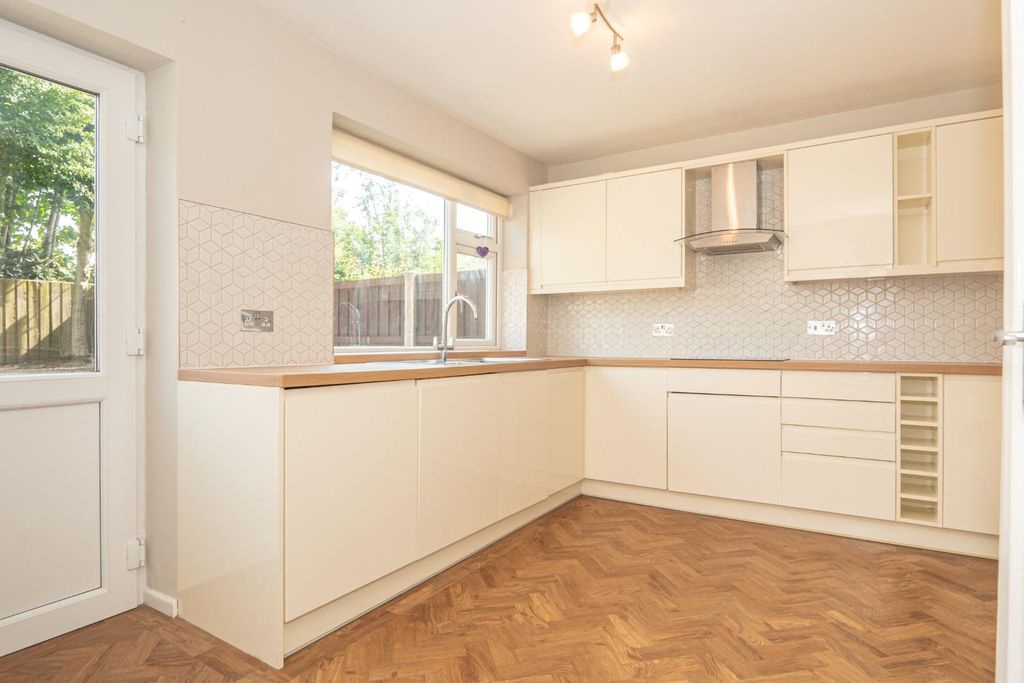 Property photo 2 of 27 Kitchen/Diner