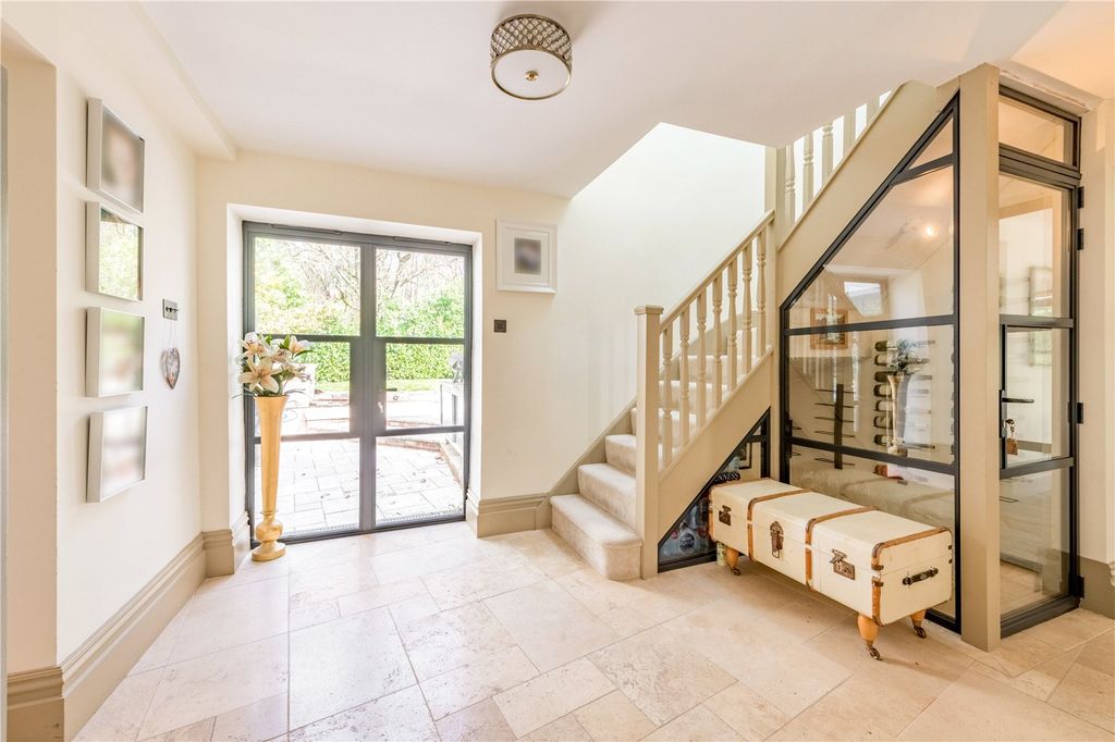 Property photo 3 of 22 Entrance Hall
