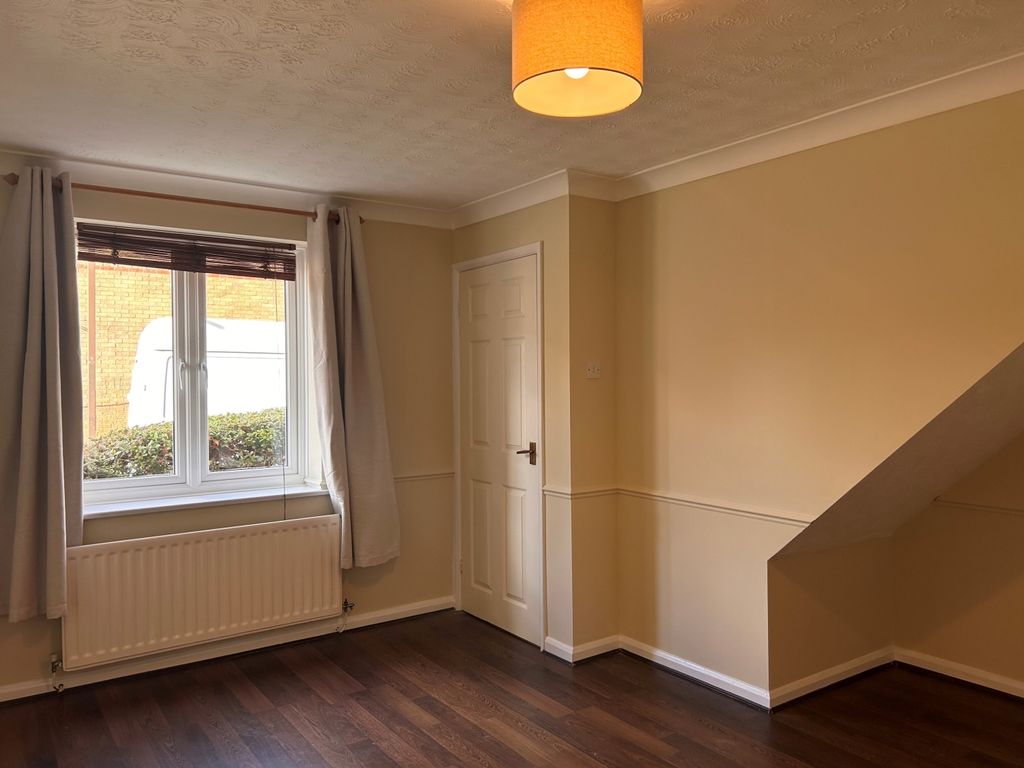 Property photo 2 of 13 35 Millbank Front Room 3