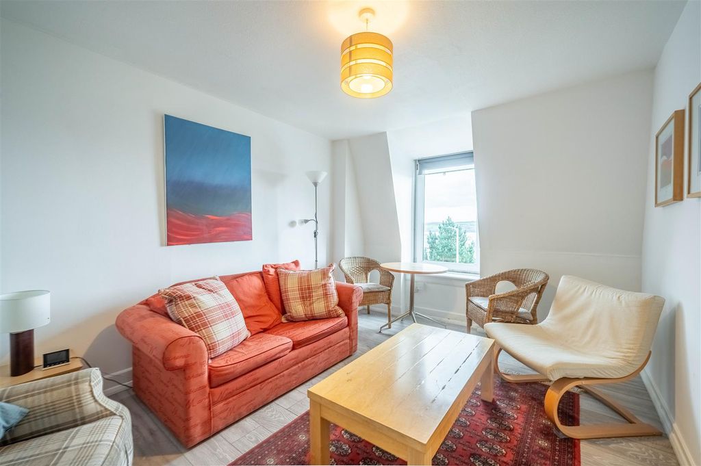 Property photo 2 of 12 Flat 15 100 Victoria Road Dundee-6.Jpg