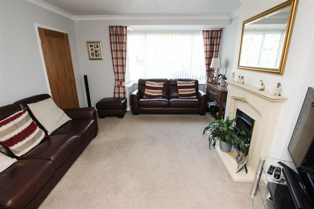 Property photo 2 of 20 Front Facing Lounge