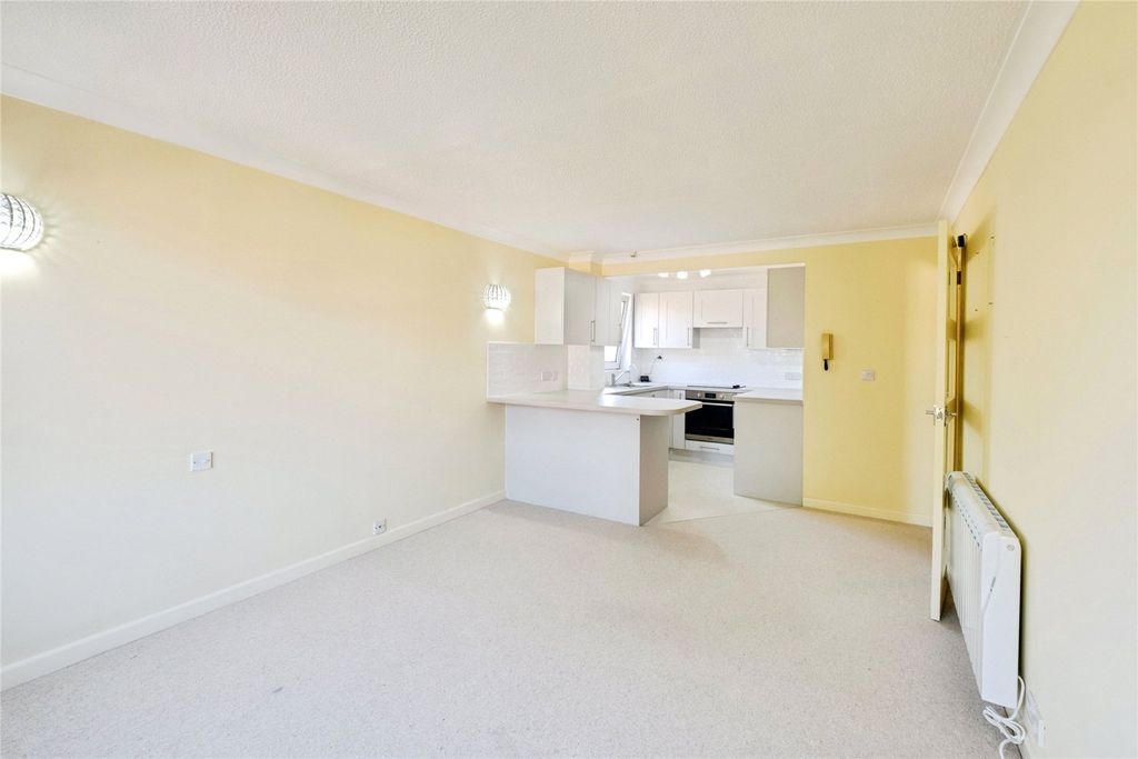 Property photo 3 of 10 Lounge