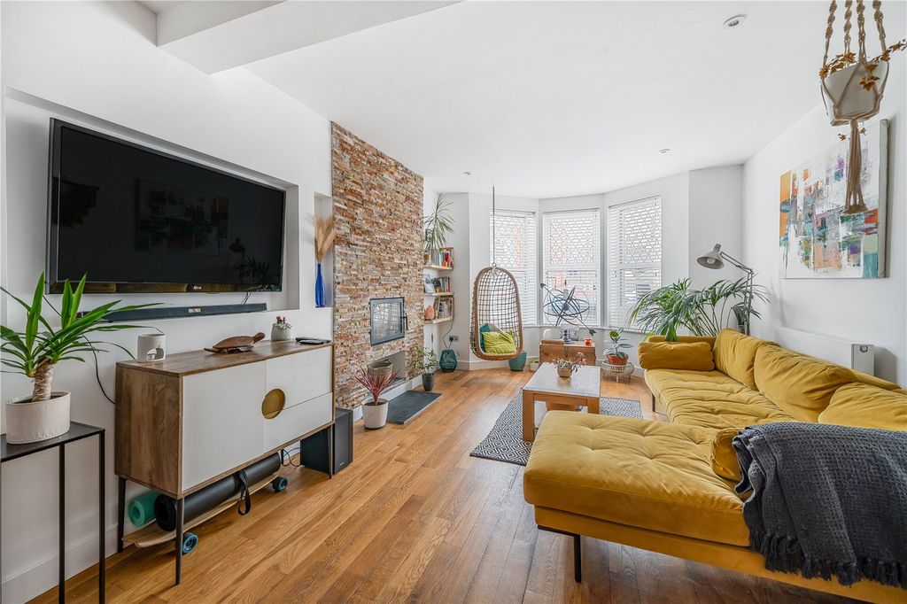 Property photo 3 of 19 Lounge