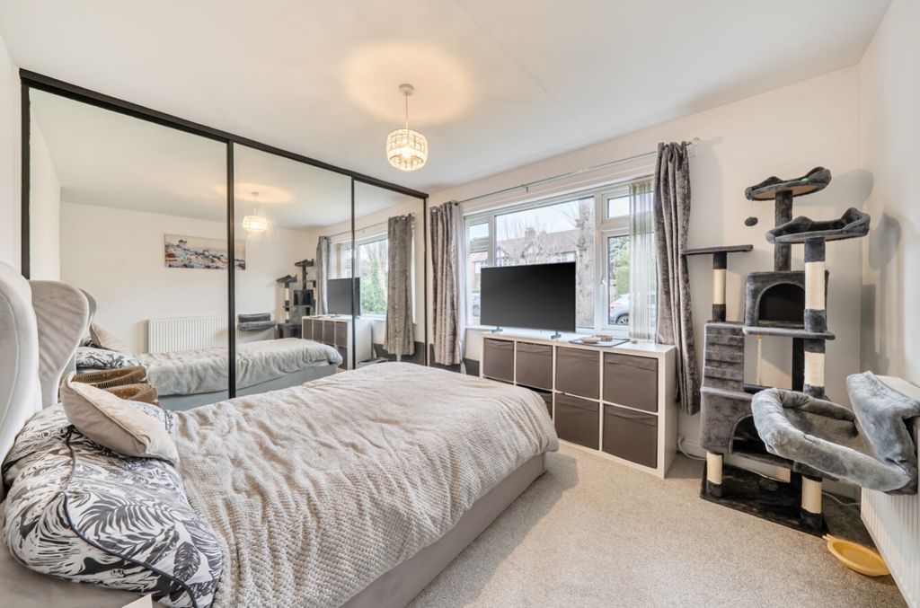 Property photo 3 of 8 Bedroom - Rookfield Avenue - Ewemove Sale